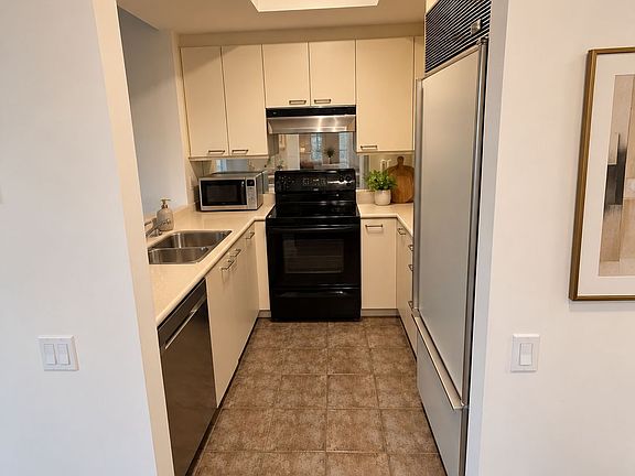 4th image of 38 Avenue Rd #802