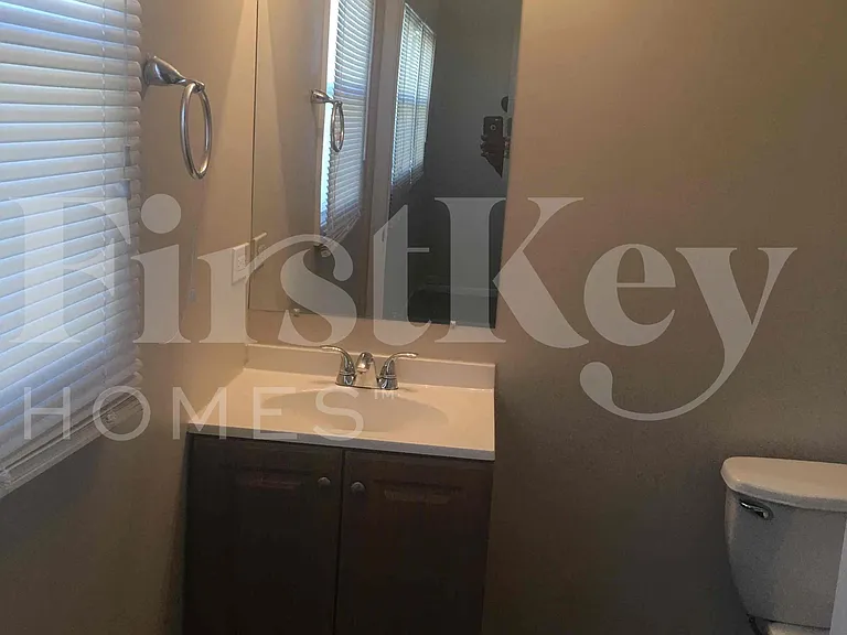 410 S Villa Ave — Photo 11