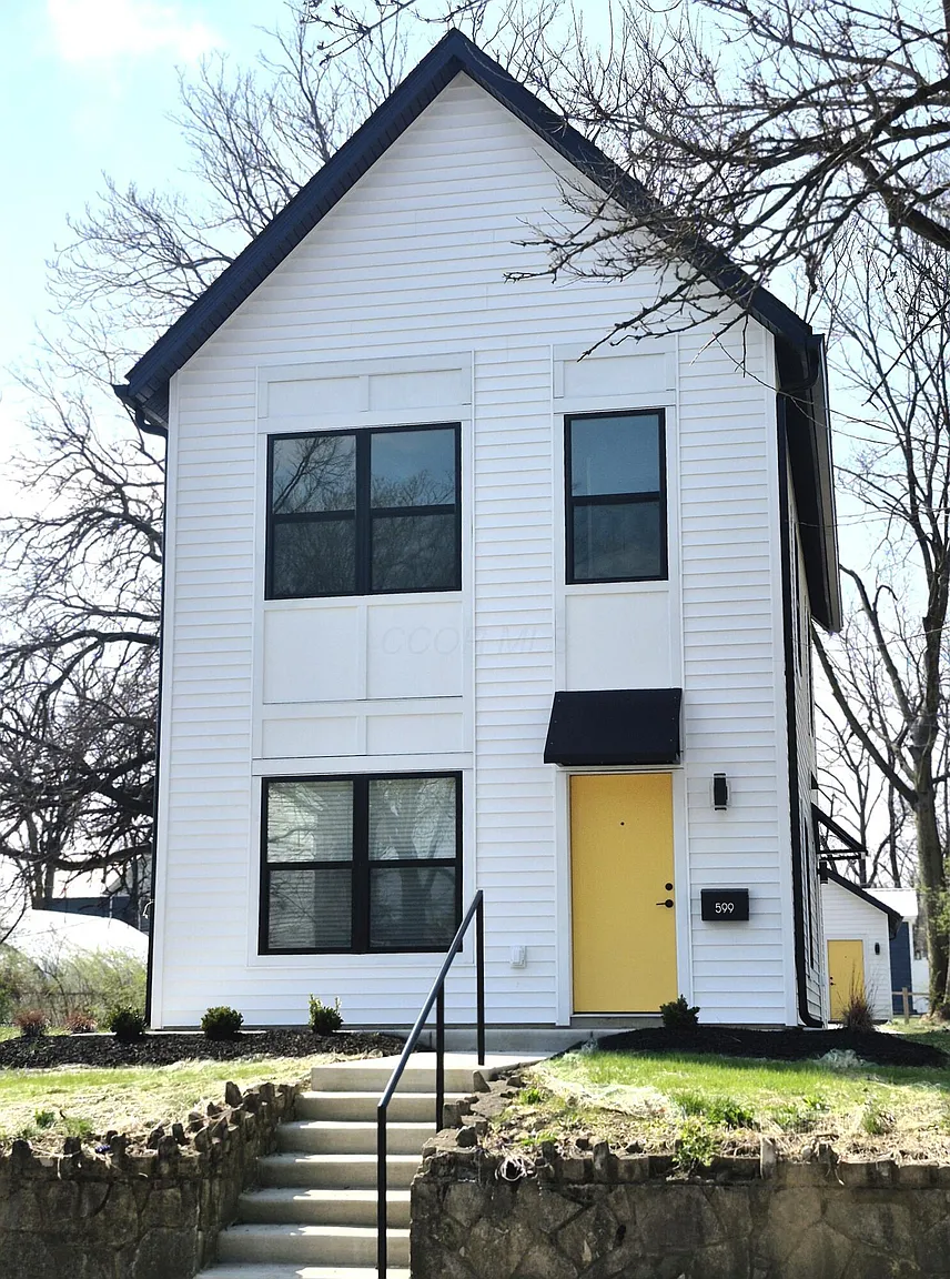 599 Kelton Ave photo 1