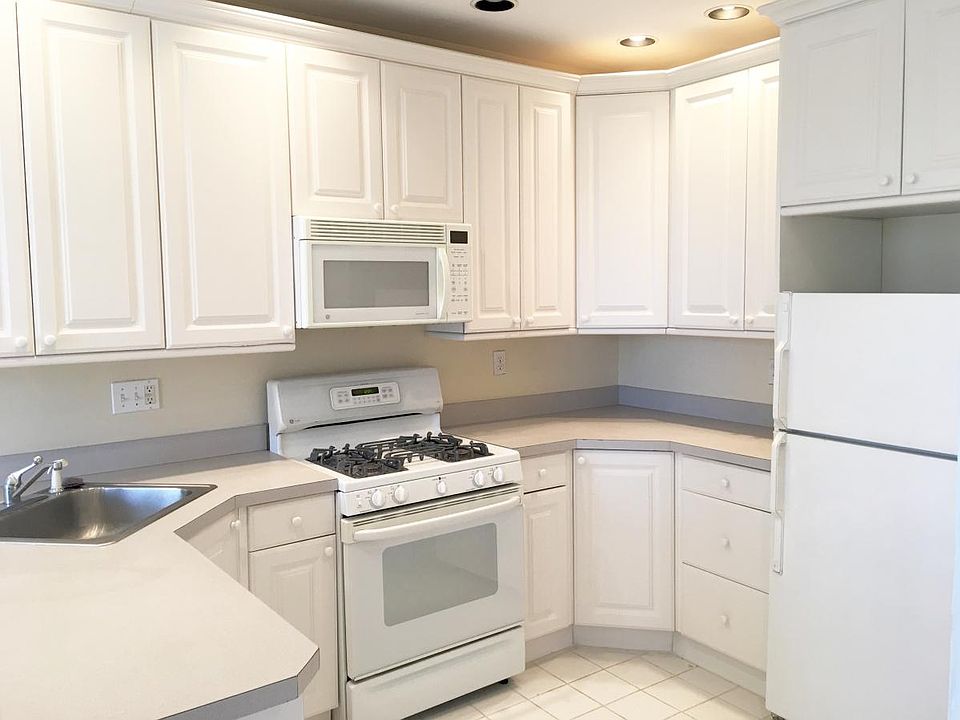 Large, bright kitchen