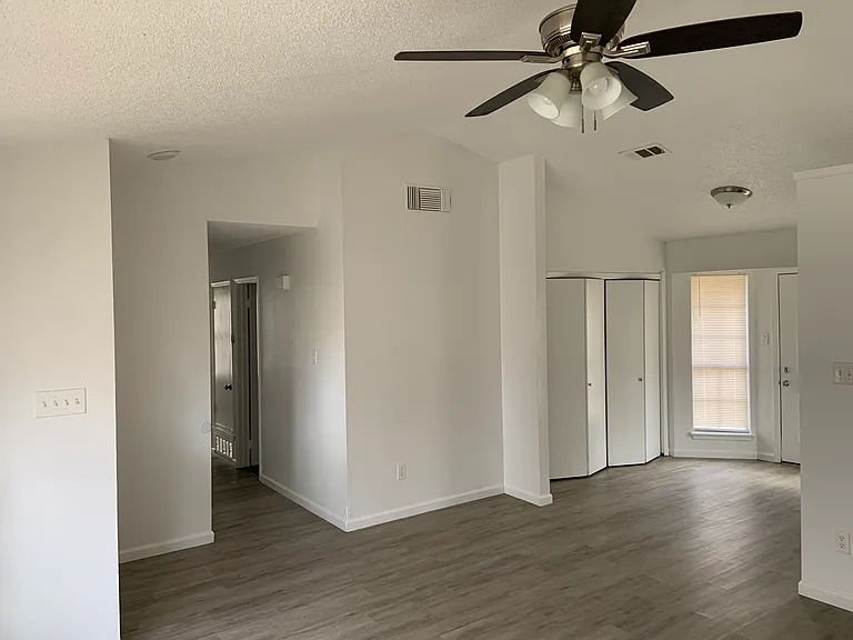 2410 Grasslands Dr — Photo 9