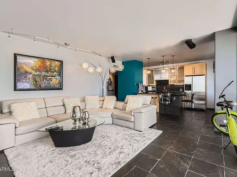 207 W Clarendon Ave #G18 — Photo 3
