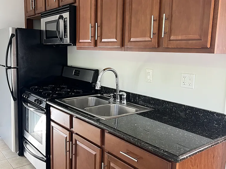 7022 De Longpre Ave #7022 — Photo 9