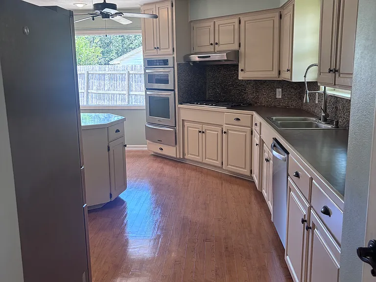 1911 S Park Dr — Photo 4