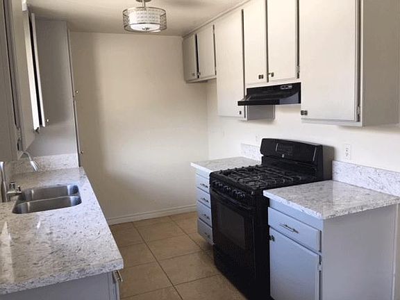 Quartz, non-staining countertops easy to clean and maintain