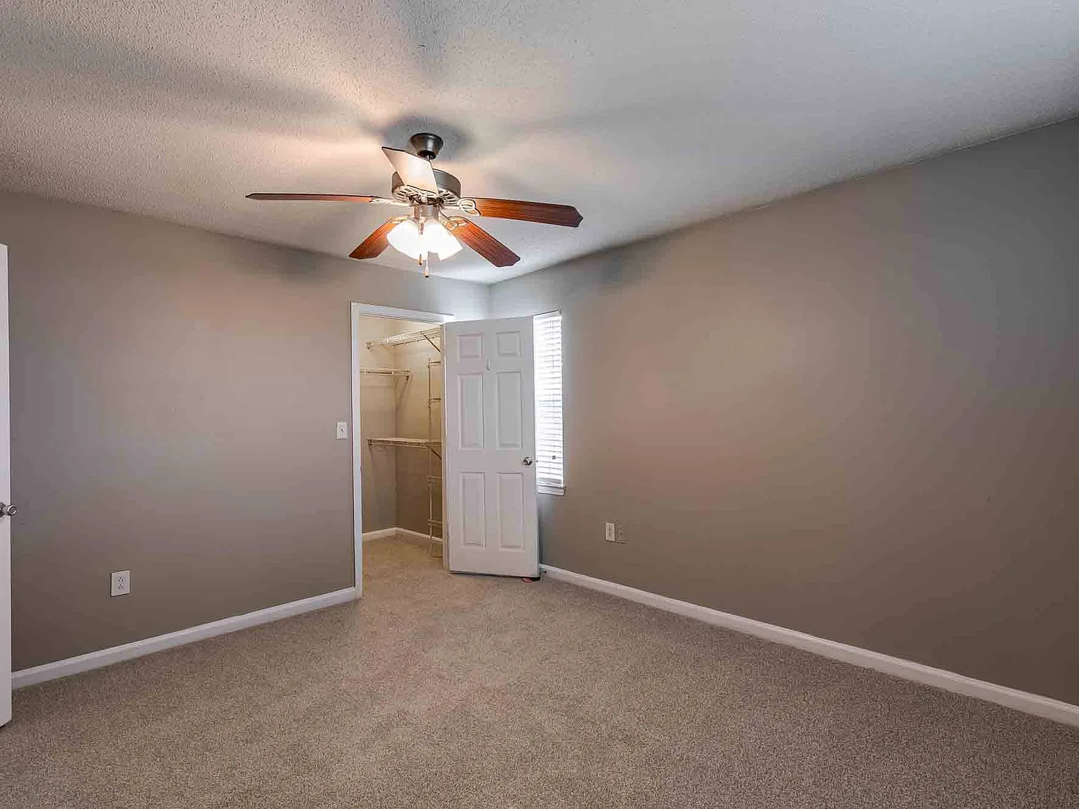 Huntington Chase Apartments — Photo 4