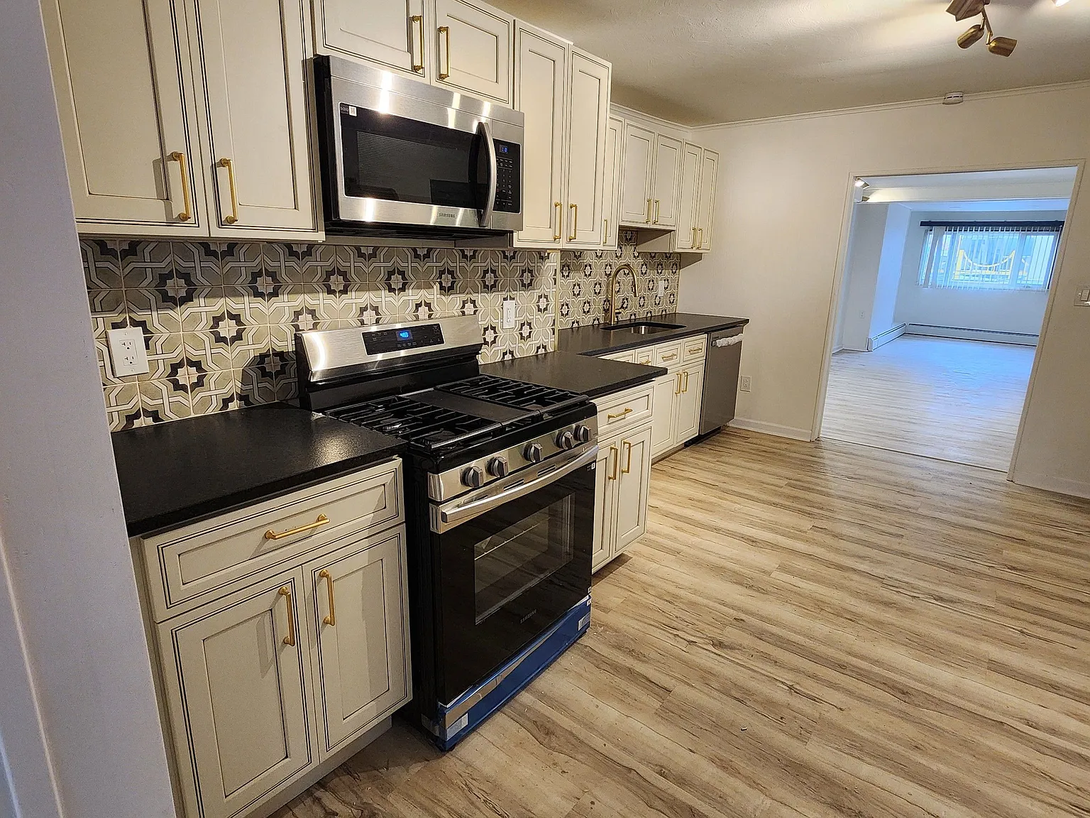 5 bed, 3.5 bath, 2400 sqft, $3,500 — Photo 4