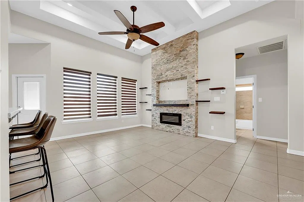 3 bed, 2.0 bath, 1595 sqft, $1,950 — Photo 3