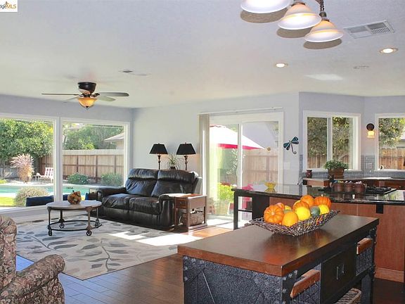 2nd image of 2522 Lakeview Dr