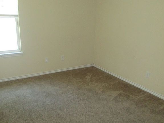 4th image of 1202 E Avenue G