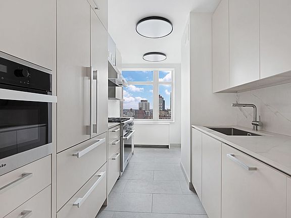 3rd image of 188 E 76th St APT 18B