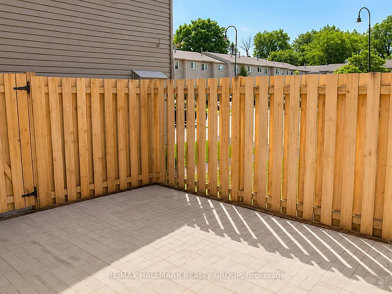 1374 Perez Cres — Photo 14