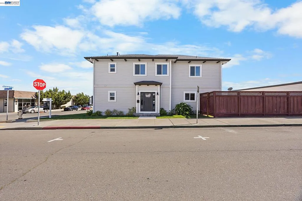 4 bed, 1400 sqft, $3,200 — Photo 1