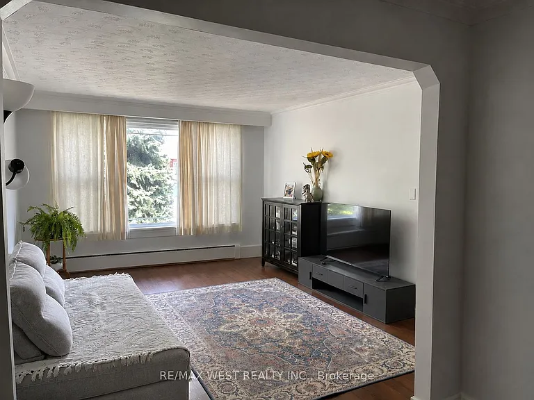 45 Clovelly Ave #2 — Photo 7