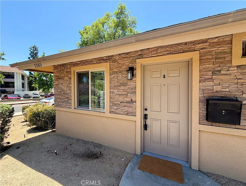 2 bed, 900 sqft, $2,750 — Photo 1