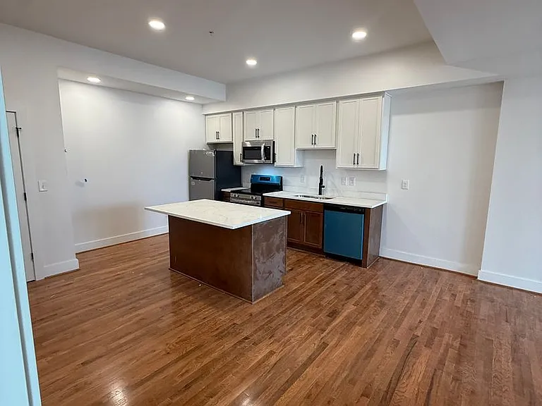 2033 W Broad St — Photo 11