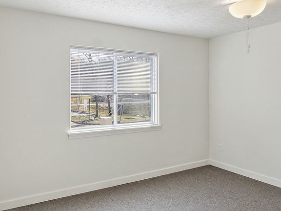 4th image of 400 Tremont Park Cir #18518433