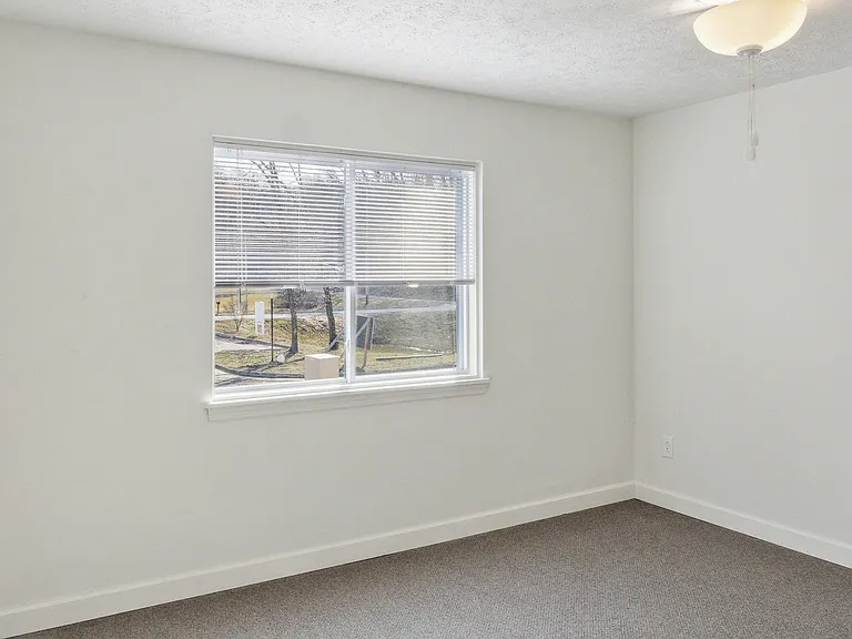 400 Tremont Park Cir — Photo 8