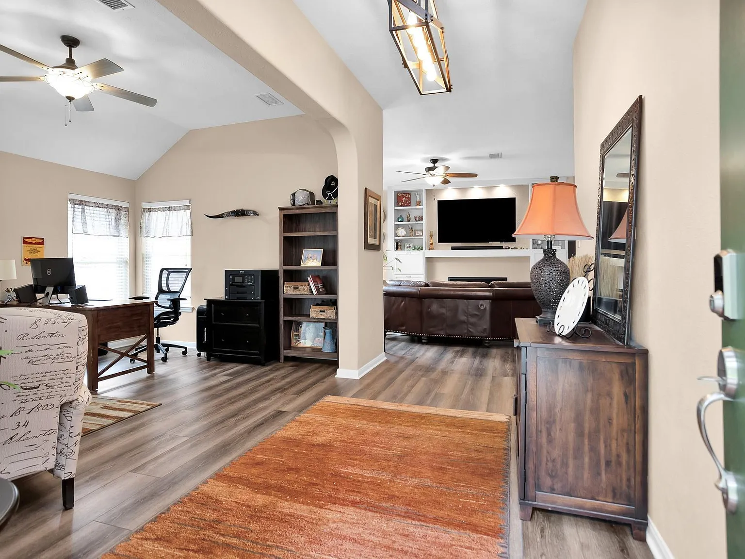 3 bed, 2.0 bath, 2072 sqft, $2,600 — Photo 4