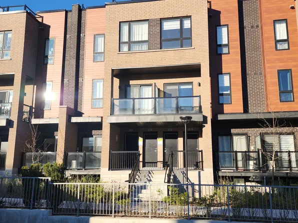 15 Lytham Green Cir #22, Newmarket, ON L3Y 0E1