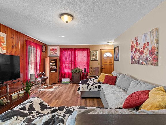 4th image of 300 Willow Dr
