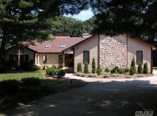 3 Michele Ln, Hauppauge, NY 11788