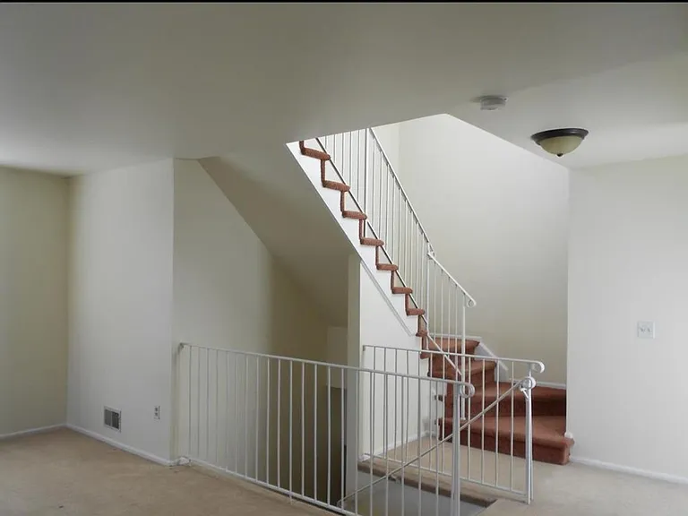 617 Hampshire Dr — Photo 7