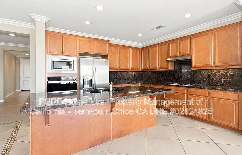 3 bed, 3.0 bath, 2374 sqft, $3,695 — Photo 2