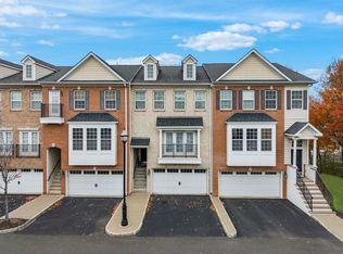 6 Creekside Ct, Secaucus, NJ 07094
