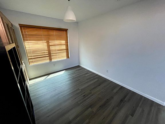 Bonus family room (downstairs)