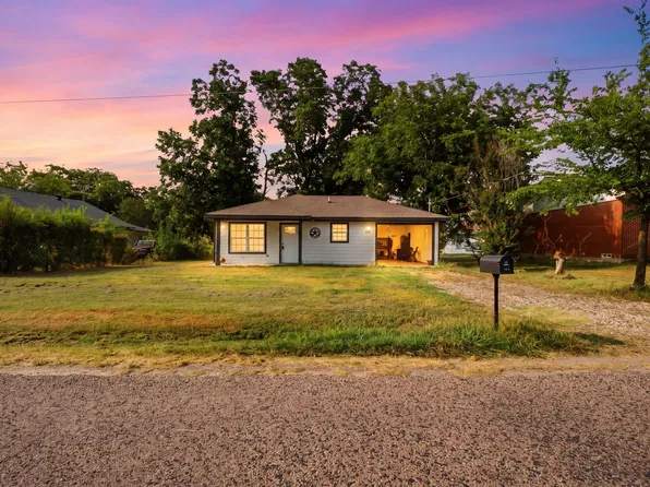 302 Gene Autry Dr, Tioga, TX 76271