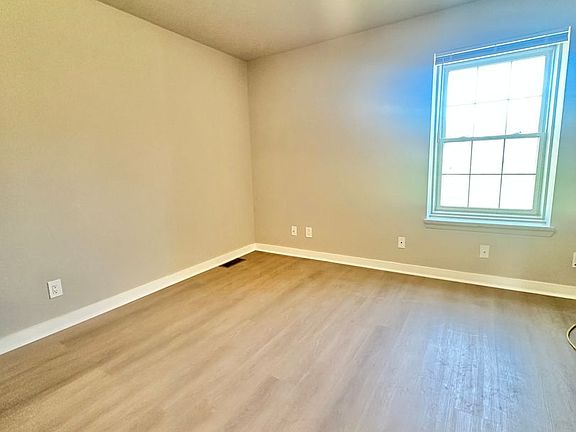 4th image of 94 Dutch Mill Ct APT B