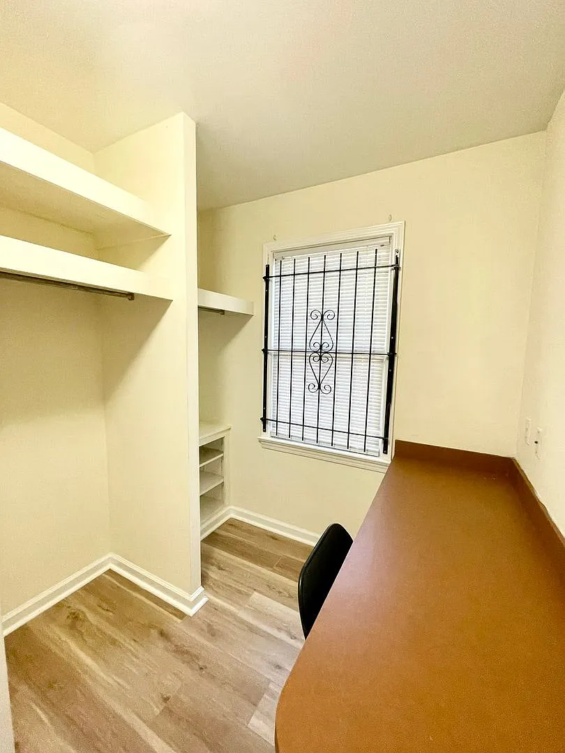 Townhouse located near corner of Gervais and Barnwell Streets. Walk to USC! — Photo 3