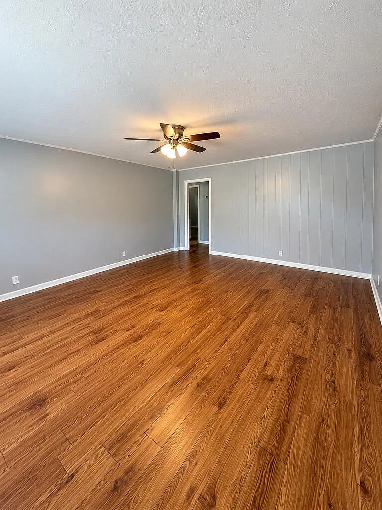 3 bed, 1.0 bath, 1300 sqft, $1,400 — Photo 2