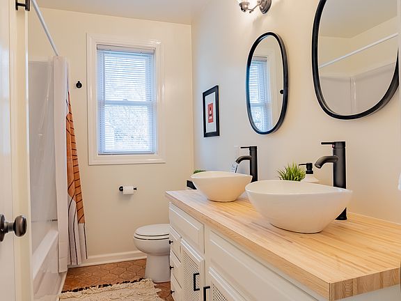 Double Vanity main floor bathroom