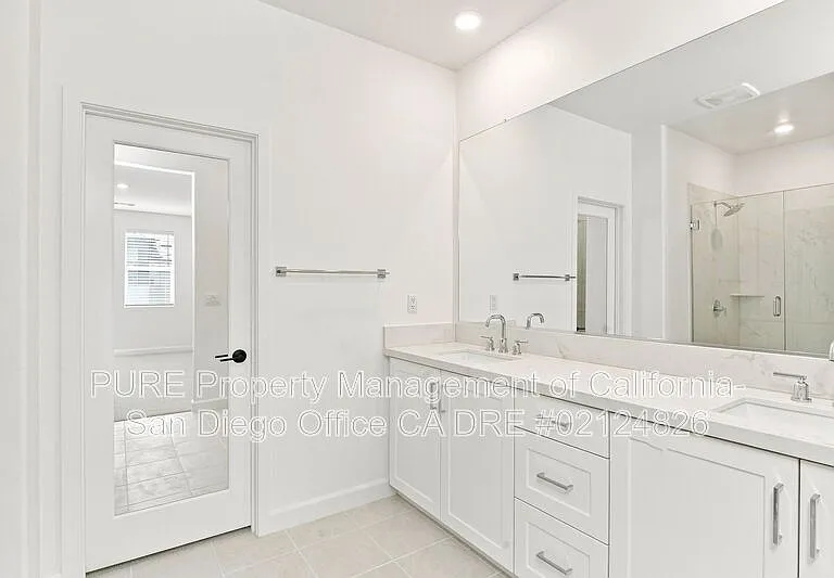 390 Baker St — Photo 11