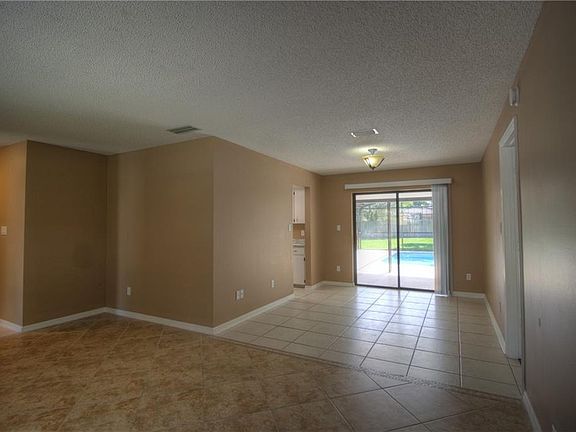 3rd image of 2519 Creekview Cir