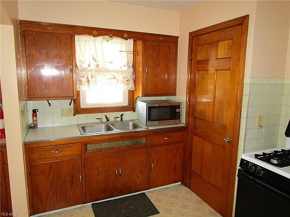 3rd image of 8405 Bancroft Ave