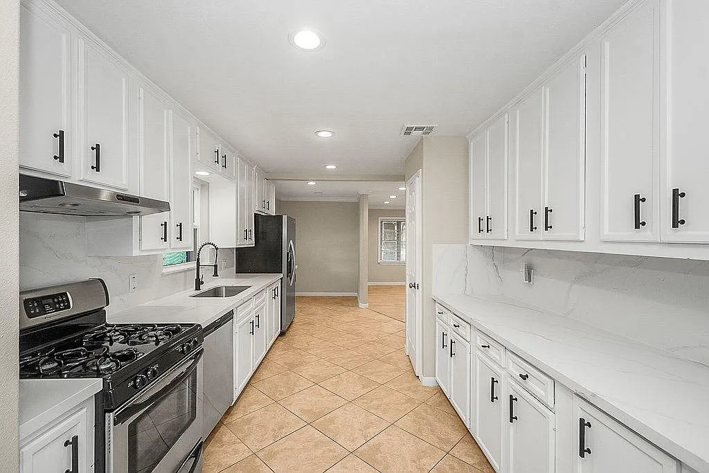 3 bed, 2.0 bath, 1622 sqft, $2,300 — Photo 2