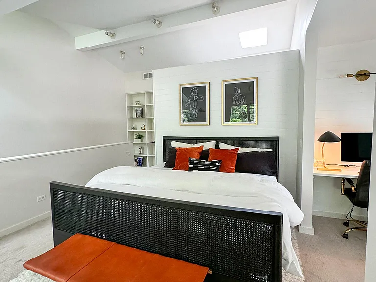 King size bed fits comfortably