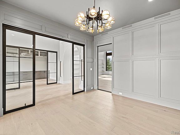 5th image of 4592 Pinnacle Blvd