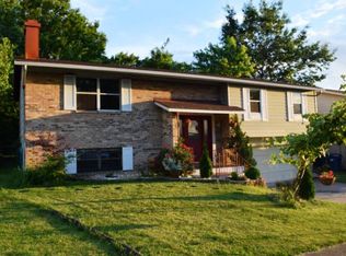 12554 Parkway Acres Ct, Maryland Heights, MO 63043
