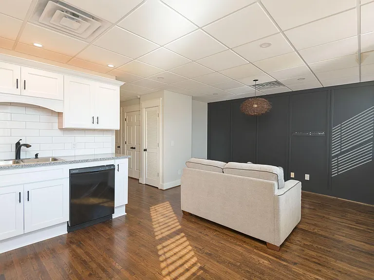 102 W Market St #B — Photo 10