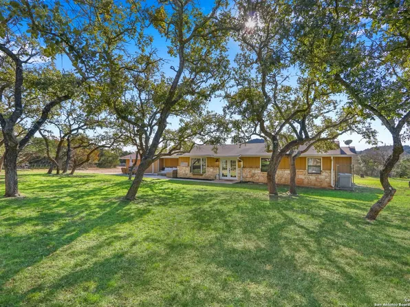 277 W Bear Springs, Pipe Creek, TX 78063