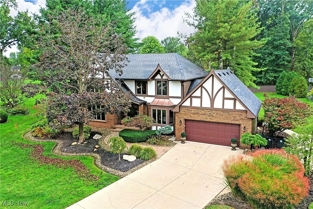 1040 Fairway Ct NE photo 1