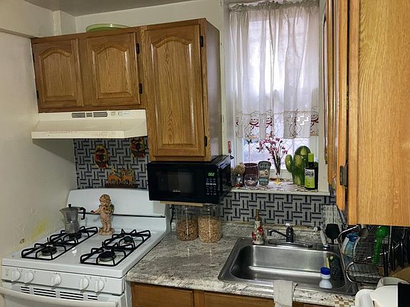 2nd image of 3015 Radcliff Ave #1