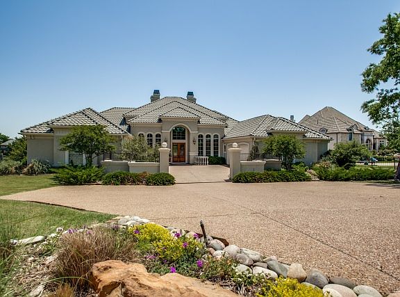 2nd image of 704 Stowe Ln