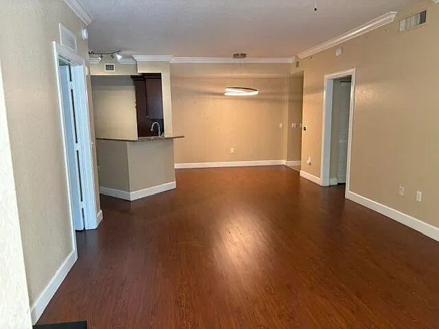 San Rafael Condominium — Photo 3
