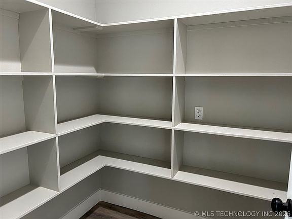 5th image of 503 Cemetery Rd