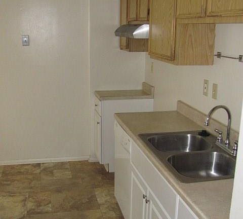 5th image of 909 Woodlark Dr